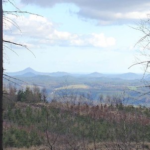 Sedlo, cesta z vrcholu pohled na Středohoří