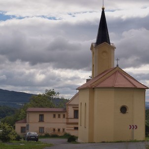 Kaple S.Prokopa, v pozadí obecní úřad