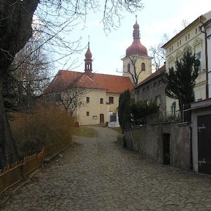 ulička ke kostelu, Třebívlice