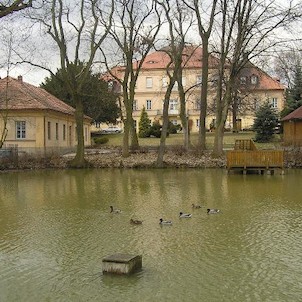 pohled z parku na zámeček, Třebívlice