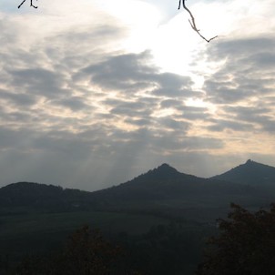 obzor nad obcí Vlastislav: kopce Českého středohoří