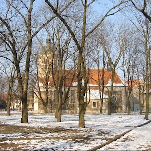 Z jihovýchodu, kostel sv. Šimona a Judy, původně románský kostel ze 13. století, pozdéji barokné přestavéný