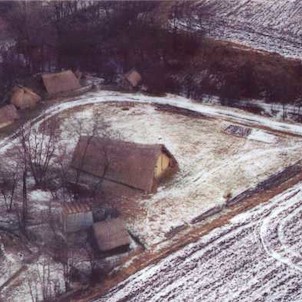 Letecký pohled na archeologický skanzen Březno