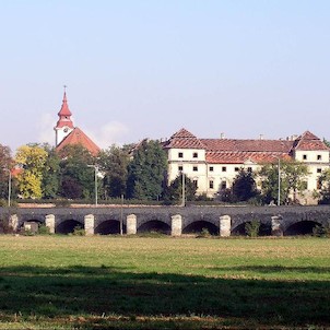 kostel a zámek Postoloprty, kostel Nanebevzetí Panny Marie a zámek v Postoloprtech http://www.postoloprty.farnost.cz/