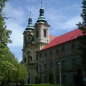 Kostel Nanebevzetí Pany Marie s částí kláštera