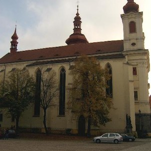 z východu, V letech 1340- 1370 se na přestavbě kostela podílela známá huť Petra Parléře.
