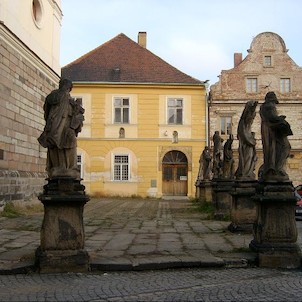 sochy před chrámem, Většinu soch okolo kostela vytvořil v letech 1728-1729 žatecký sochař Jan Karel Vetter.