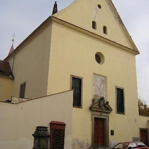 Kapucínský klášter, Na čtvercový konvent s arkádami a rajským dvorem navazuje rozsáhlá zahrada. V kostele je raně barokní oltář, výzdoba interiéru vznikla v letech 1705-1710.