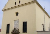 klášter, Klášter byl zrušen v roce 1950. Před kostelem byly původně sochy sv. Jana Nepomuckého, sv. Barbory a sousoší Sv. Rodiny.
