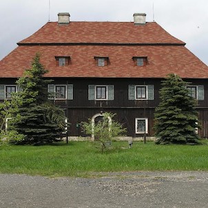 Lichtenwald, prostřední budova
