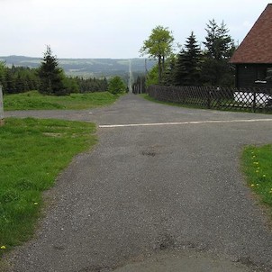u Lichtenwaldu, pohled od brány na příjezdovou cestu