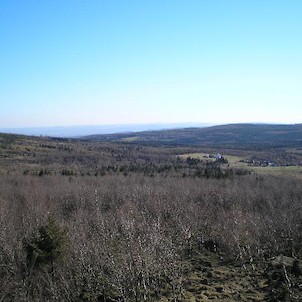 jarní výhled, V popředí osada V díře, za ní dále Svahová, na obzoru Doupovské hory