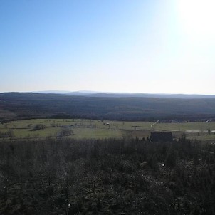 jarní výhled 2, Rudolice v horách, na obzoru Krušné hory: vlevo Mezihořský vrch, dále nejvyšší Klínovec a Fichtelberg, mezi nimi Jelení hora, dále patrný Bärenstein (kupa zhruba uprostřed), vpravo pak Pöhlberg