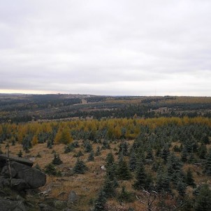 Panoramatický výhled na západ, Lesná s horským hotelem, úplně vlevo Mezihořský vrch