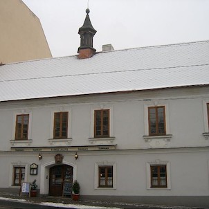 Radnice a Samson, Se stavbou Radnice je spojena pověst o Samsonovi, jak je nazývána socha, která stávala od roku 1820 do roku 1957 na rohu protější fary. O ní uvádí lidová podání, že představuje silného člověka, který pomáhal stavět starou Radnici. Silák