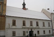 Restaurace v Radničním sklípku, Restaurace Radniční Sklípek nabízí v příjemném prostředí historického domu hotová i minutková jídla a točené pivo Staropramen.