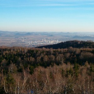 Panorama 3, Do Mostecké pánve (areál Chemopetrolu a město Most) a jednotlivé kopce Českého Středohoří (zleva Bořeň, Želenický vrch, Zlatník, Špičák, Oblík, Milá, Raná, Hněvín, Resl)