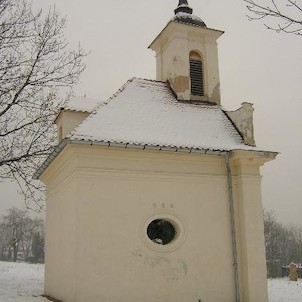 Valdštejnská kaple, Kapli a její vybavení reliéfním náhrobkem z jemného pískovce uvnitř navrhl i provedl Franz Johann Pettrich (1770-1844), dvorní sochař u saského královského dvora v Drážďanech, původem z Třebenic. Po vnitřních stranách kaple jsou mramor