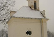 Valdštejnská kaple, Kapli a její vybavení reliéfním náhrobkem z jemného pískovce uvnitř navrhl i provedl Franz Johann Pettrich (1770-1844), dvorní sochař u saského královského dvora v Drážďanech, původem z Třebenic. Po vnitřních stranách kaple jsou mramor