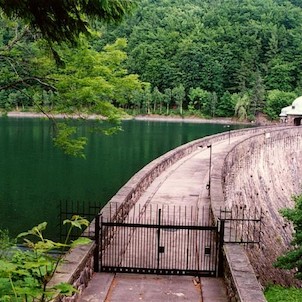 Janovská přehrada, hráz