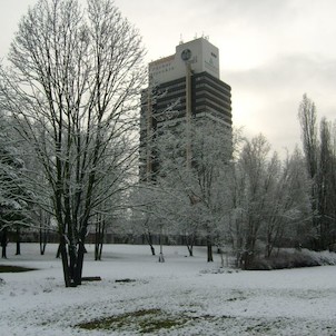 Park s budovou KOMESU