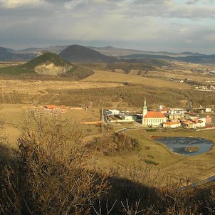 výhled na přesunutý kostel a České Středohoří, Hněvín