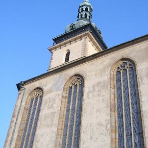 Okna s věží