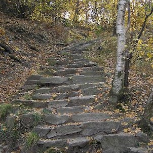 cesta na Bořeň, schody