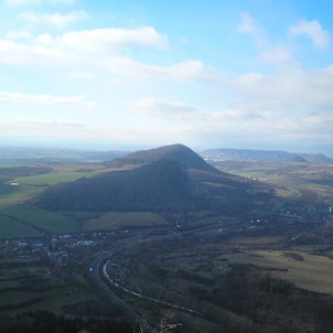 Výhled z Bořně, Želenice v údolí Bíliny a Želenický vrch se Zlatníkem, v pozadí most