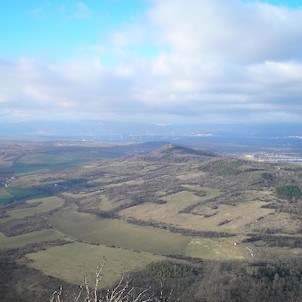 Výhled z Bořně, vrcholek Kaňkov, v pozadí Litvínov pod Krušnými horami