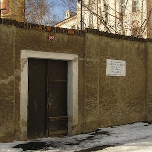 zámek Kostomlaty, vstup do areálu zámku(výchovného ústavu)