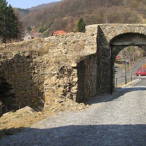 hrad Krupka, první brána
