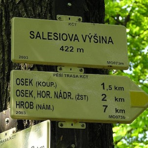 Salesiova výšina, turistické směrovky