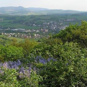 výhled z Doubravky, na Bystřany a České Středohoří