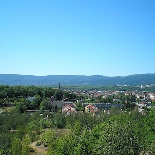 Z vyhlídky, Teplice s pozadím Krušných hor (zleva Stropník, Vrch tří pánů, Bouřňák a Pramenáč).