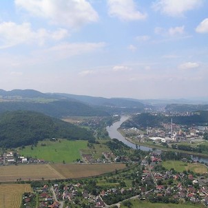 výhled z Kozího vrchu, zastavěné údolí Labe - vpředu Valtířov, za ním Svádov, na druhém břehu Neštěmice a dál Ústí nad Labem