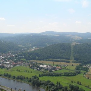 výhled z Kozího vrchu, Velké Březno a svah na protější straně Labe na obzoru s Kuklou