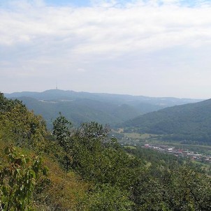výhled z Kozího vrchu, hluboké údolí Labe s Neštědicemi