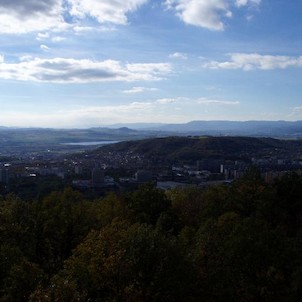 z rozhledny, Ústí nad Labem a Chabařovické jezero, na obzoru vlevo Bořeň a Zlatník, uprostřed Doubravka a vpravo Krušné hory přes Střížovický vrch