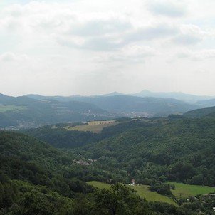 výhled z Blanska, Ryjice v údolí Neštěmického potoka, v údolí Labe Neštěmice a Ústí, na obzoru zleva Vysoký Ostrý, Vaňovský vrch, Kubačka, Kletečná, Milešovka a Pařez, úplně vpravo Bořeň a Zlatník