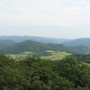 výhled z Blanska, v popředí Mírkov, za ním zleva Bradlo, Vysoký kámen a Kozí vrch, na obzoru pak Buková hora, úplně vpravo Velké Březno