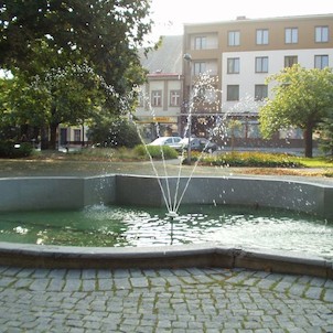 Kašna s vodotryskem na náměstí
