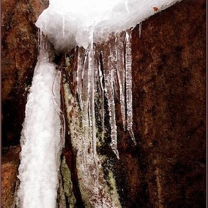 Království ledu 1, Na skále zatopeného lomu nedaleko Lipnice nad Sázavou.