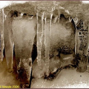 Království ledu, Na skále zatopeného lomu nedaleko Lipnice nad Sázavou.
