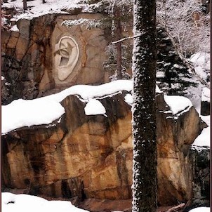 Bretschneiderovo ucho v zimě 2, Kamenné ucho vytesané ve skále zatopeného lomu nedaleko Lipnice nad Sázavou.