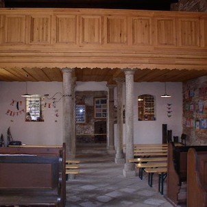 Interiér synagogy - nahoře ženská galerie