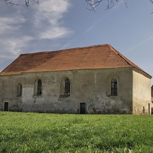 gotický kostel, taky chátrající