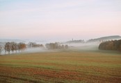 Nová Cerekev v ranní mlze od cesty do Chmelné