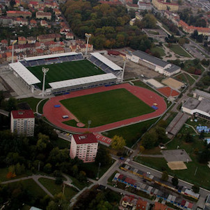 Moderní sportovní areál s atletickým a fotbalovým stadionem