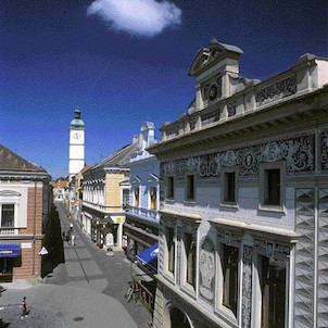 Prostřední ulice s věží Staré radnice